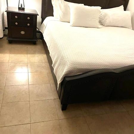 Large 3-Bedrooms/2-Bath Apt, One Block To Train Нью-Йорк Екстер'єр фото