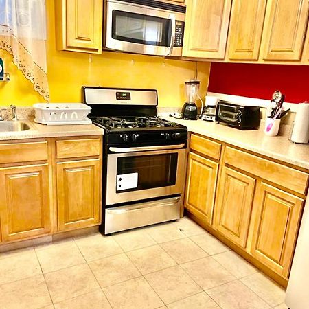 Large 3-Bedrooms/2-Bath Apt, One Block To Train Нью-Йорк Екстер'єр фото