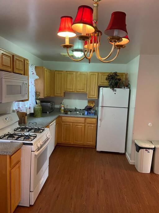 Large 3-Bedrooms/2-Bath Apt, One Block To Train Нью-Йорк Екстер'єр фото
