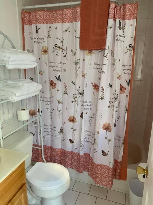 Large 3-Bedrooms/2-Bath Apt, One Block To Train Нью-Йорк Екстер'єр фото