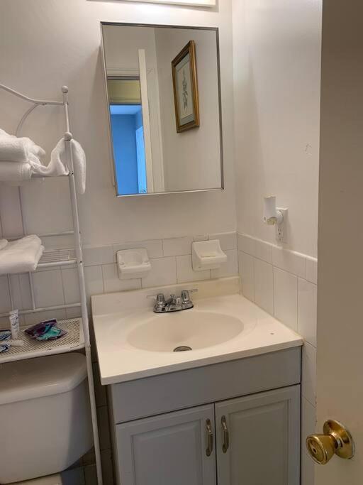 Large 3-Bedrooms/2-Bath Apt, One Block To Train Нью-Йорк Екстер'єр фото