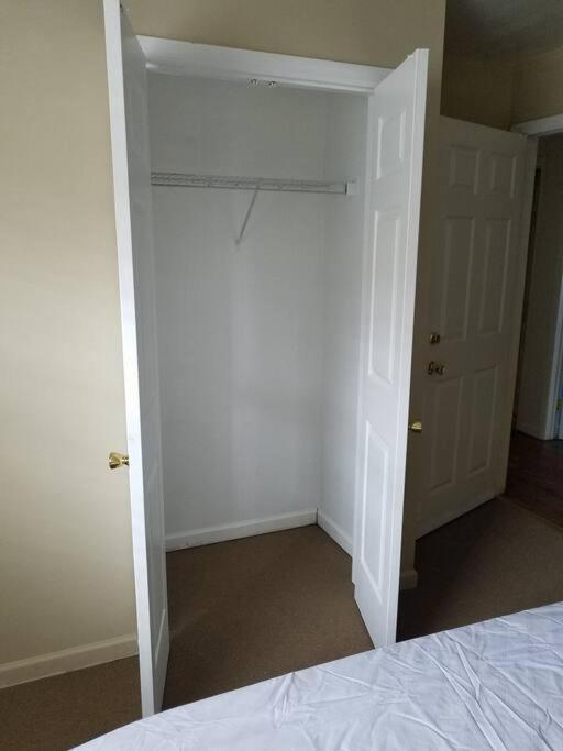 Large 3-Bedrooms/2-Bath Apt, One Block To Train Нью-Йорк Екстер'єр фото