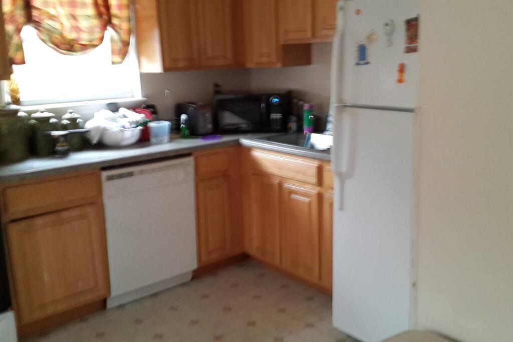 Large 3-Bedrooms/2-Bath Apt, One Block To Train Нью-Йорк Екстер'єр фото