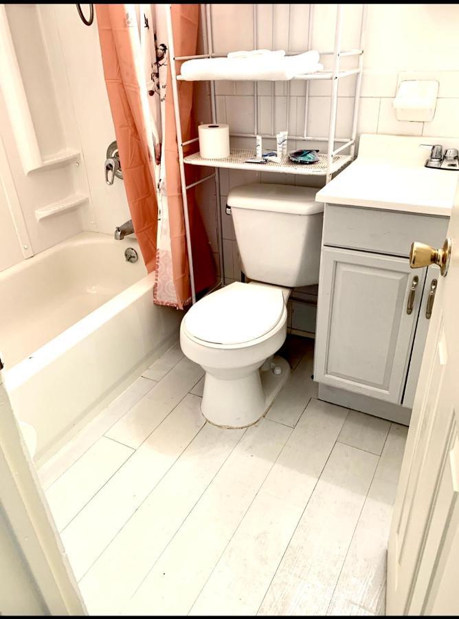 Large 3-Bedrooms/2-Bath Apt, One Block To Train Нью-Йорк Екстер'єр фото