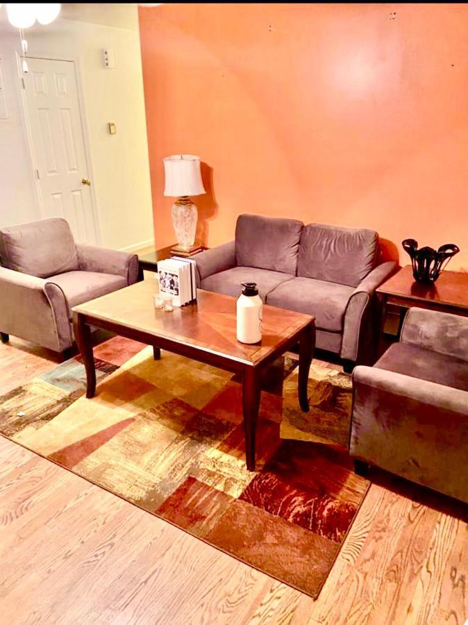 Large 3-Bedrooms/2-Bath Apt, One Block To Train Нью-Йорк Екстер'єр фото