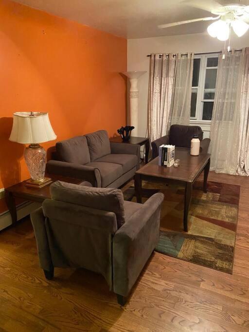 Large 3-Bedrooms/2-Bath Apt, One Block To Train Нью-Йорк Екстер'єр фото