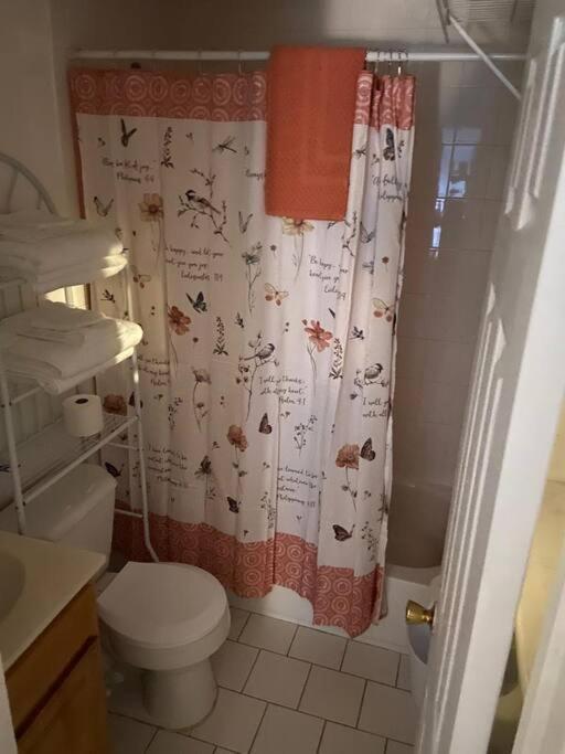 Large 3-Bedrooms/2-Bath Apt, One Block To Train Нью-Йорк Екстер'єр фото