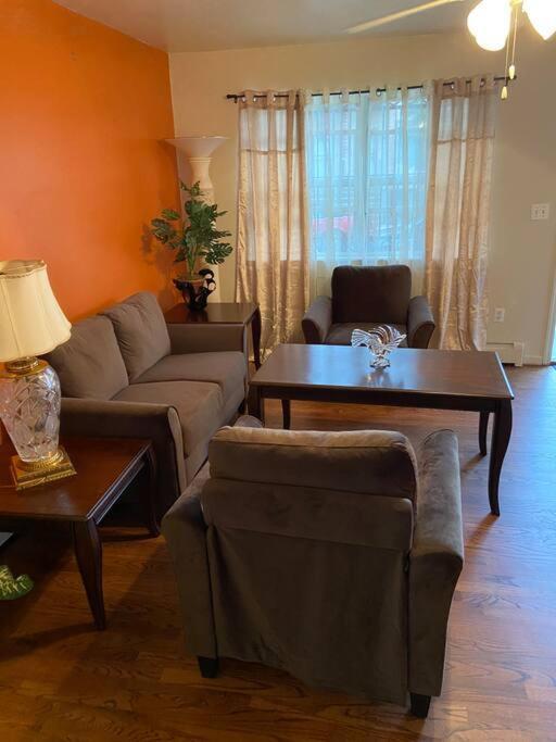 Large 3-Bedrooms/2-Bath Apt, One Block To Train Нью-Йорк Екстер'єр фото