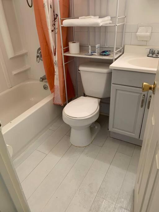 Large 3-Bedrooms/2-Bath Apt, One Block To Train Нью-Йорк Екстер'єр фото