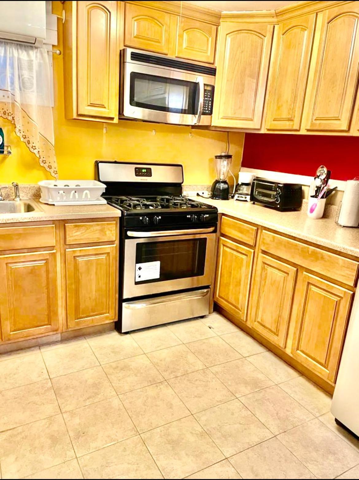 Large 3-Bedrooms/2-Bath Apt, One Block To Train Нью-Йорк Екстер'єр фото